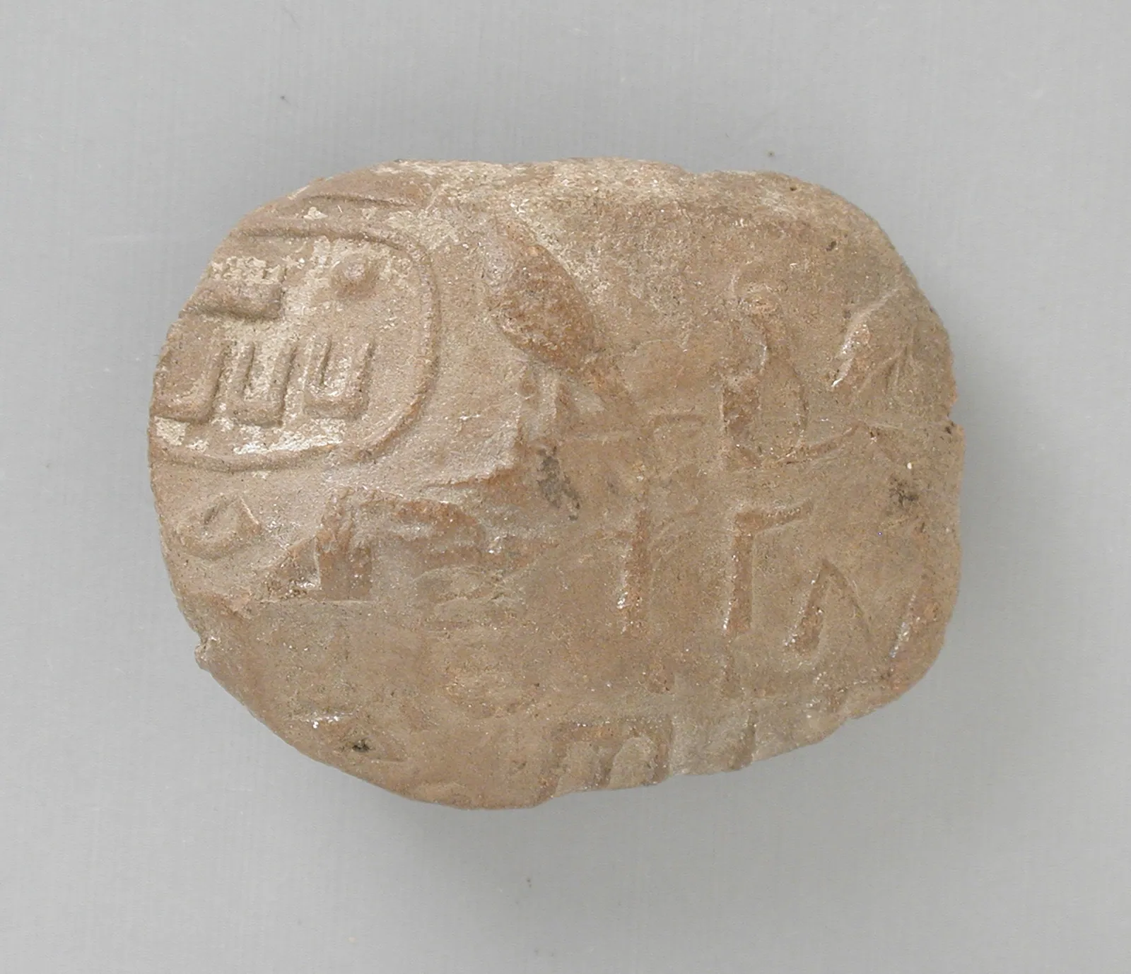 En fem centimeter stor lerklump förseglad med kung Mykerinos namn – pyramidtidens vardagsbyråkrati (LACMA, M.80.202.837).