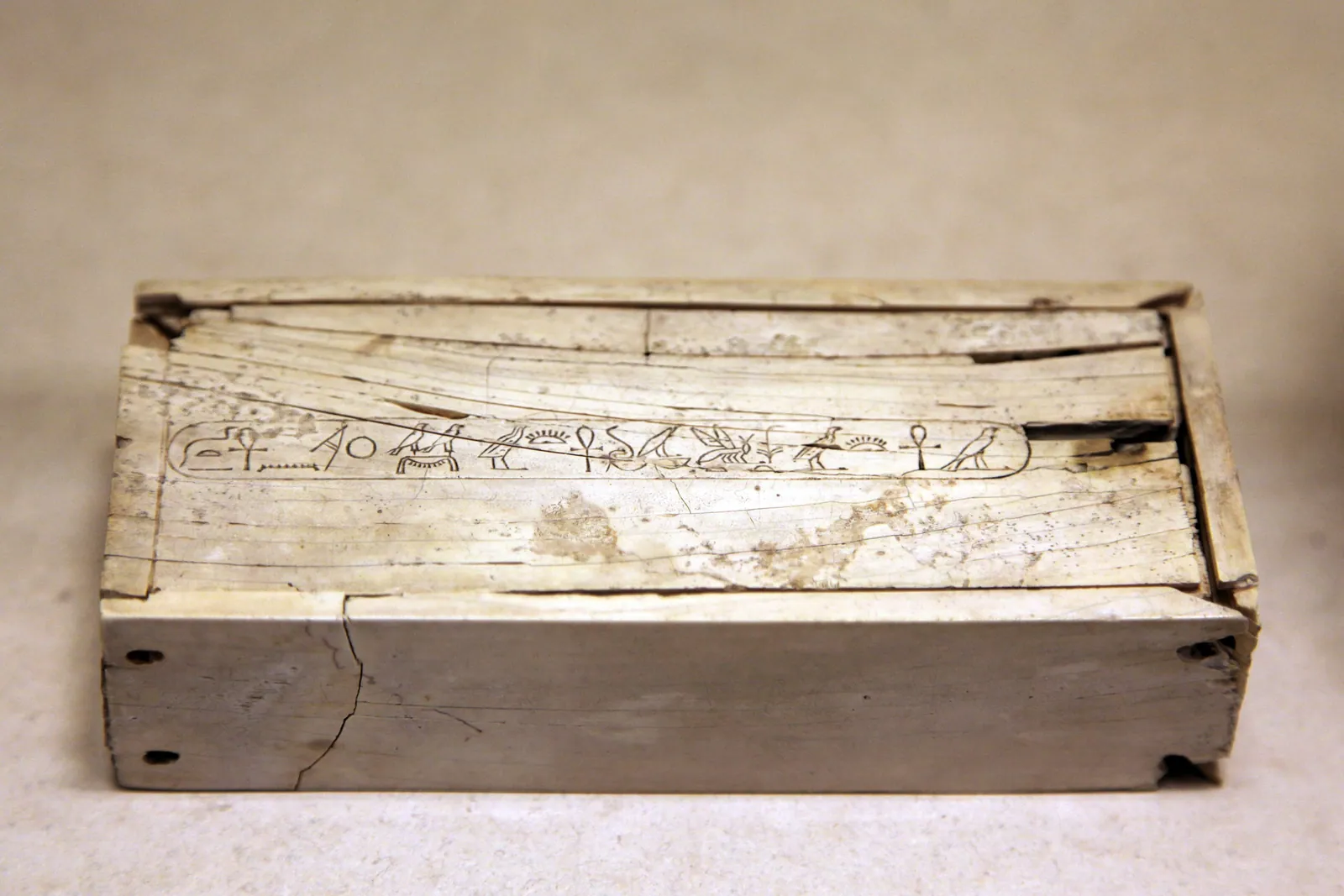 Liten ask av flodhästelfenben med Merenres titulatur längs locket (”Horus Ankhkhau … Merenre, må han leva för evigt”). Louvren, N 794.