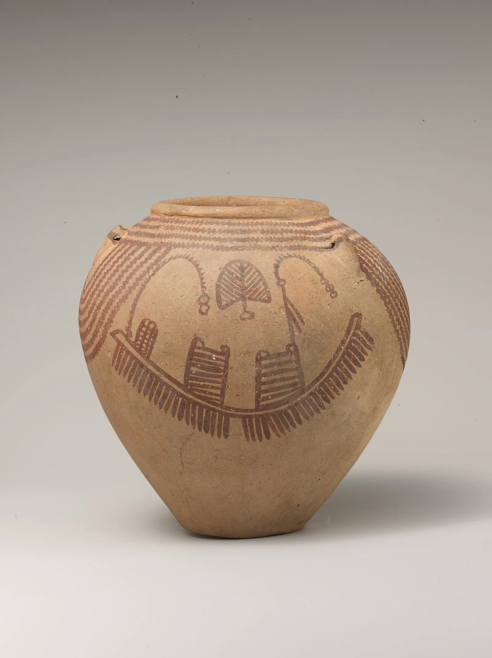 Dekorerad kruka med en mångårad båt (Naqada II, ca 3500 f.Kr.; Metropolitan Museum of Art, CC0). Röd färg på ljus märgellera visar ett skepp med två hytter och en stång med emblem – Nilen var Egyptens landsväg, och båtar är periodens vanligaste motiv.