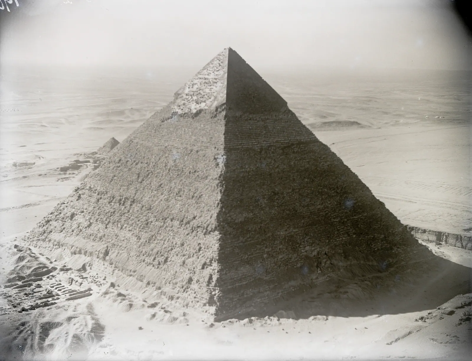 Chefrens pyramid med den bevarade beklädnadstoppen glänsande, fotograferad från luften av den schweiziske flygpionjären Walter Mittelholzer under hans Kilimanjaroflygning 1929–30.