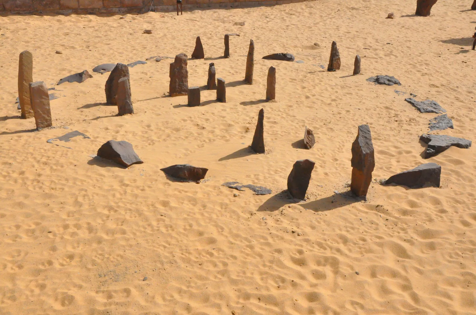 Nabta Playas ”kalendercirkel”, rekonstruerad i Nubiamuseets trädgård i Assuan. De ursprungliga stenarna stod vid en säsongssjö i en då grön Sahara, omkring 10 mil väster om Abu Simbel, där boskapsherdar samlades i tusentals år innan öknen slöt sig.