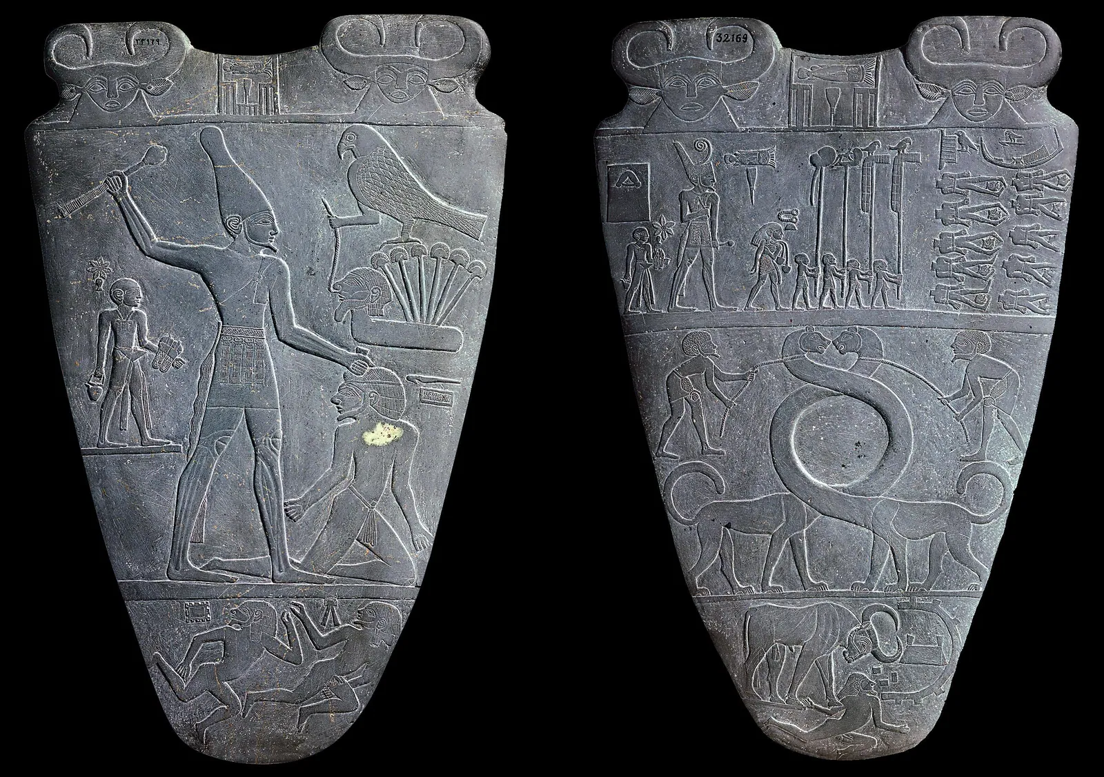 Narmerpalettens båda sidor (Egyptiska museet i Kairo, JE 32169 / CG 14716; gråvacka, ca 64 × 42 cm, ca 3100 f.Kr.), hittad i Hierakonpolis 1897–98. Till vänster slår Narmer, med Övre Egyptens vita krona, ner en knäböjande fiende. Till höger inspekterar han, med Nedre Egyptens röda krona, halshuggna fiender; nedanför ramar två långhalsade ”serpopardar” in skålen för smink.