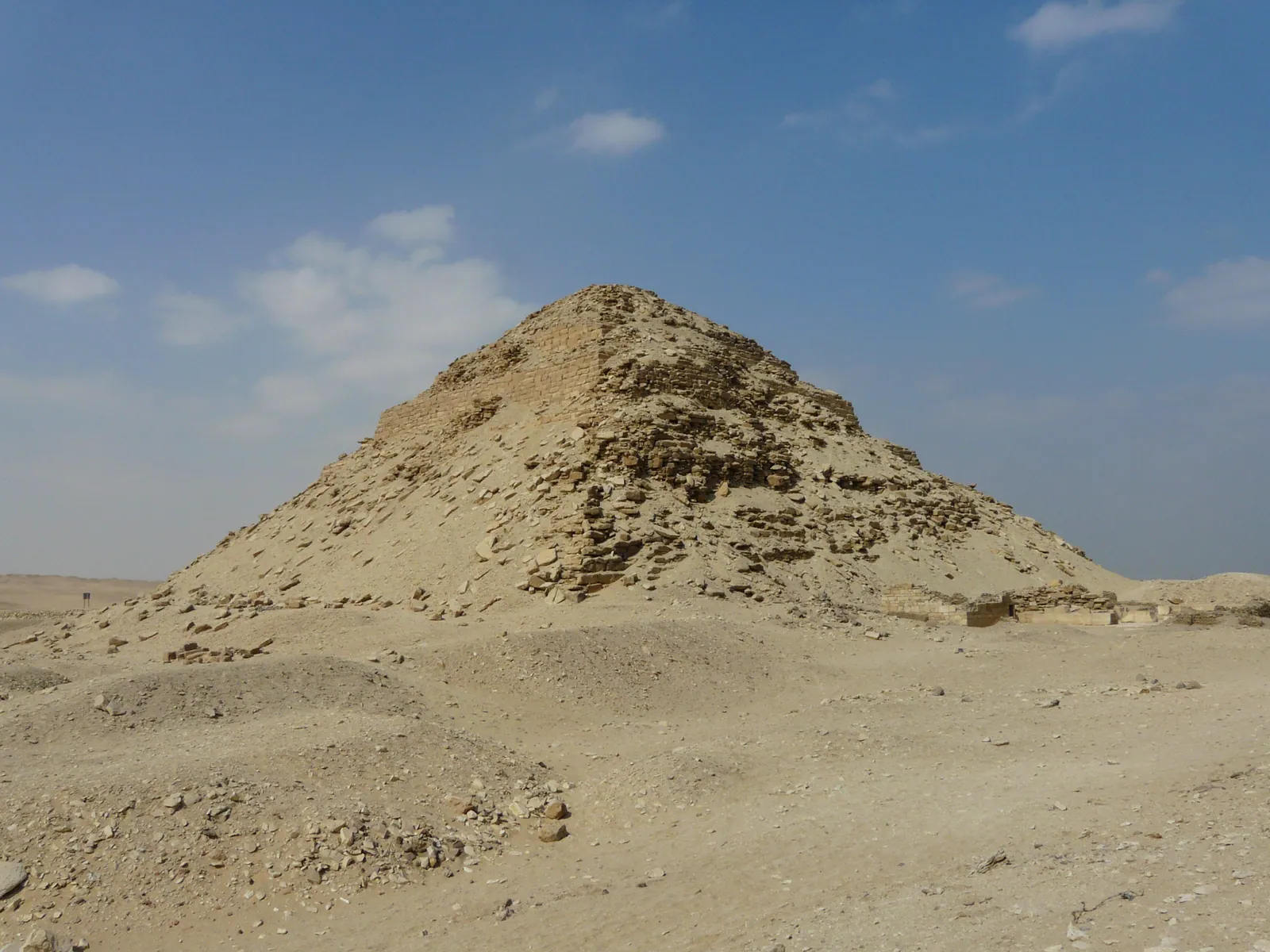 Neferirkares pyramid: påbörjad som en trappstegspyramid i sex steg (ca 52 m hög), sedan utvidgad mot en äkta pyramid med 105 meters bas som aldrig blev klar. Trappstegskärnan är den tydligaste i Abusir.