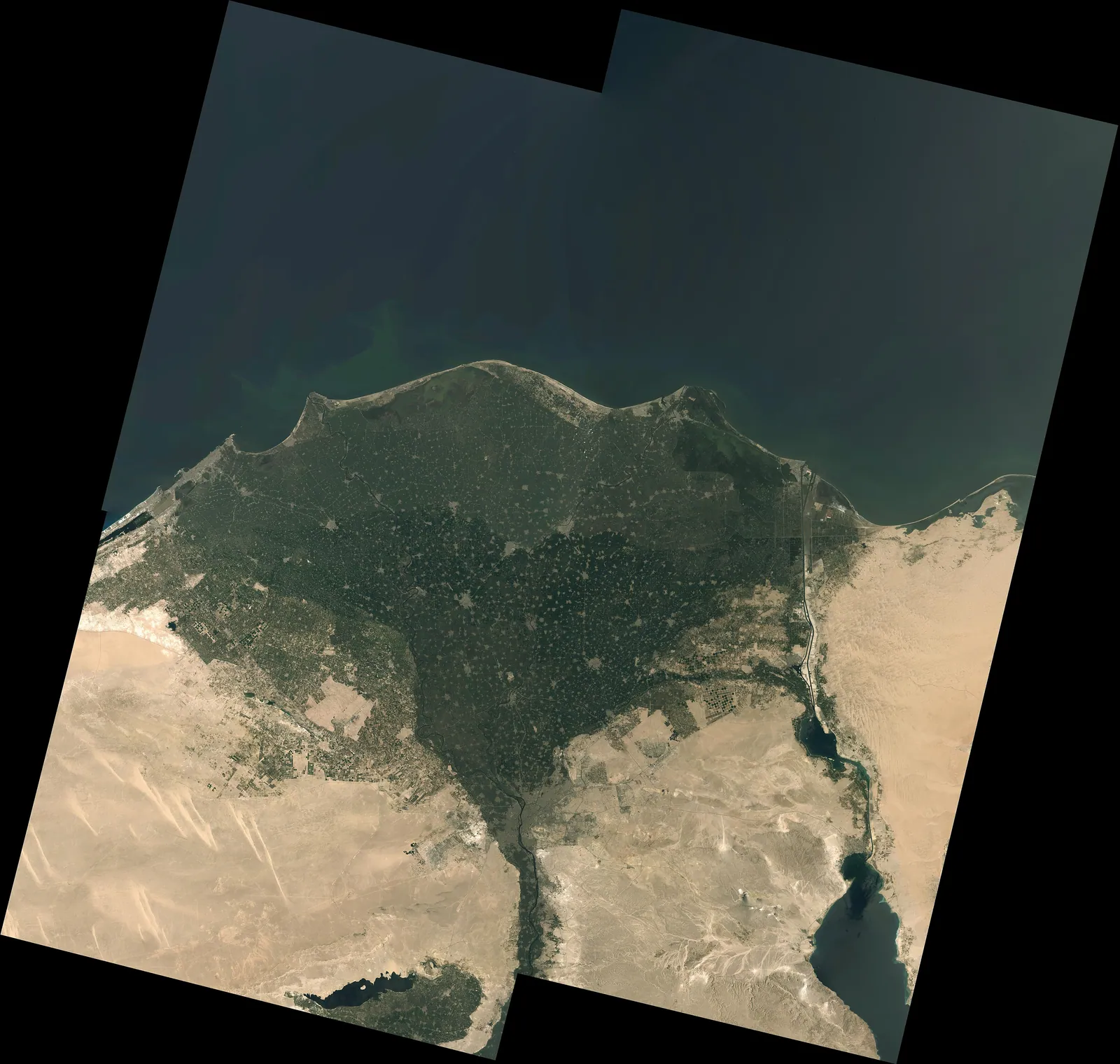 Nildeltat i en mosaik från Landsat 8 (Daily Overview): en solfjäder av fält och kanaler, omkring 16 mil från Kairo vid spetsen till Medelhavet. Detta var Nedre Egypten, den röda kronans land, med papyrusträsk, boskap och tidiga städer som Buto och Tell el-Farkha.