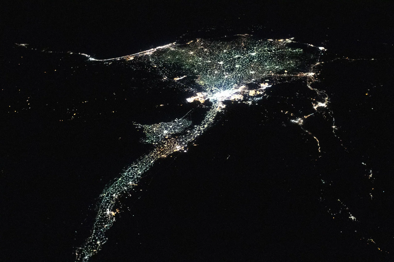 Snett nattfoto från ISS (Expedition 60, 2019), taget över gränsen mellan Sudan och Egypten med blicken mot norr: den långa lysande stjälken är Övre Egyptens dal, den ljusa blomman högst upp är Nedre Egyptens delta, och bortom ligger Medelhavet.