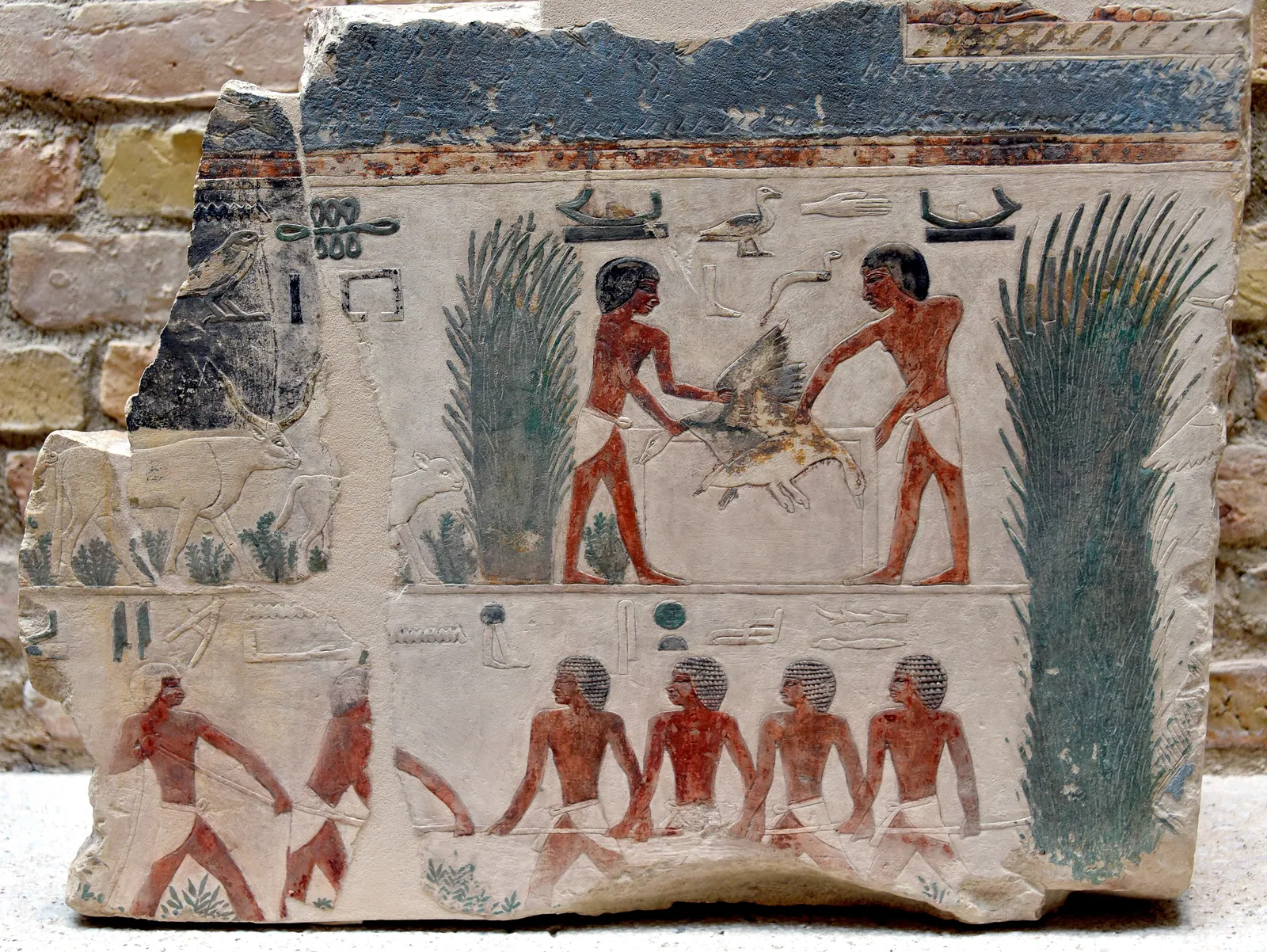 Relief från Årstidernas rum i Niuserres soltempel (Neues Museum, Berlin): fågelfångst med slagnät, jordbruk och hantering av ankor – solgudens livgivande kraft skildrad genom årstiderna.