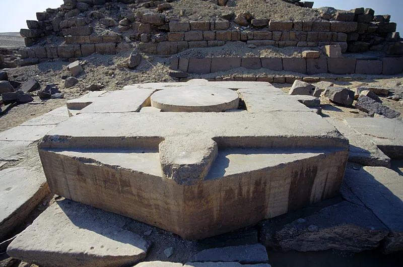 Det stora kalcitaltaret (egyptisk alabaster) i Niuserres soltempel: fyra block formade som hieroglyfen hetep (offerbord) vända mot de fyra väderstrecken kring en rund mittsten – ofta läst som ”Ra är tillfreds”.