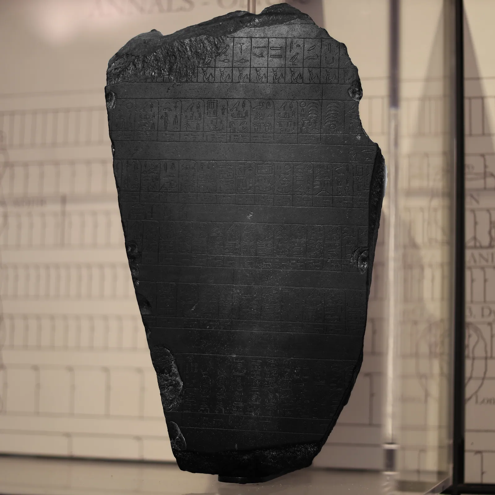 Palermostenen (Museo Archeologico Regionale ”Antonino Salinas” i Palermo), det största fragmentet av en kunglig årskrönika från femte dynastin. Varje ruta är ett regeringsår, med början i första dynastin, och många avslutas med årets nivå för Nilens översvämning i alnar, handsbredder och fingerbredder.