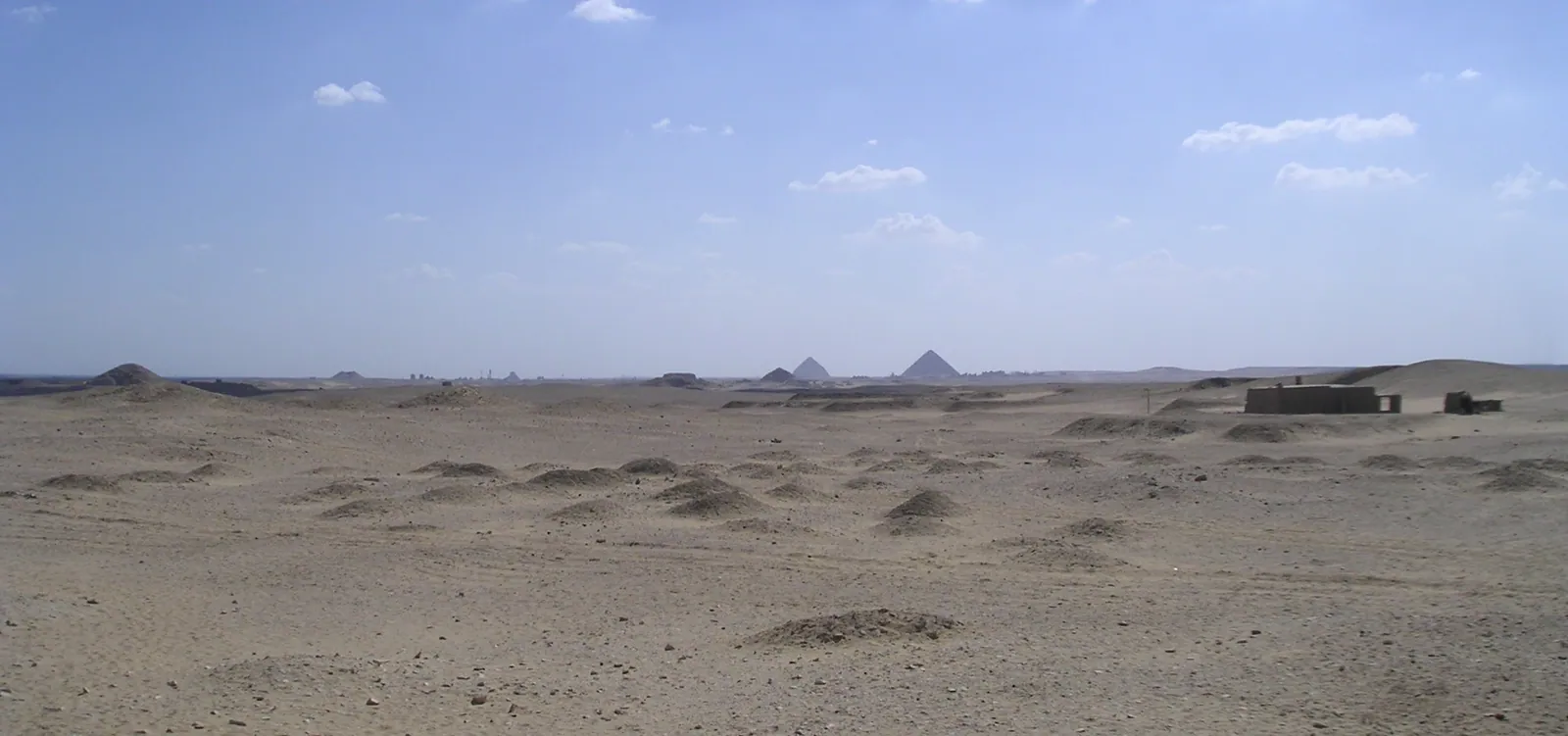 Panorama över öknen söder om Saqqara mot Dahshur. Från vänster: Djedkares pyramid, Senusret III:s urgröpta pyramid, Svarta pyramiden, Shepseskafs Mastabat el-Faraun, Pepi II:s pyramid samt Knäckta och Röda pyramiden.