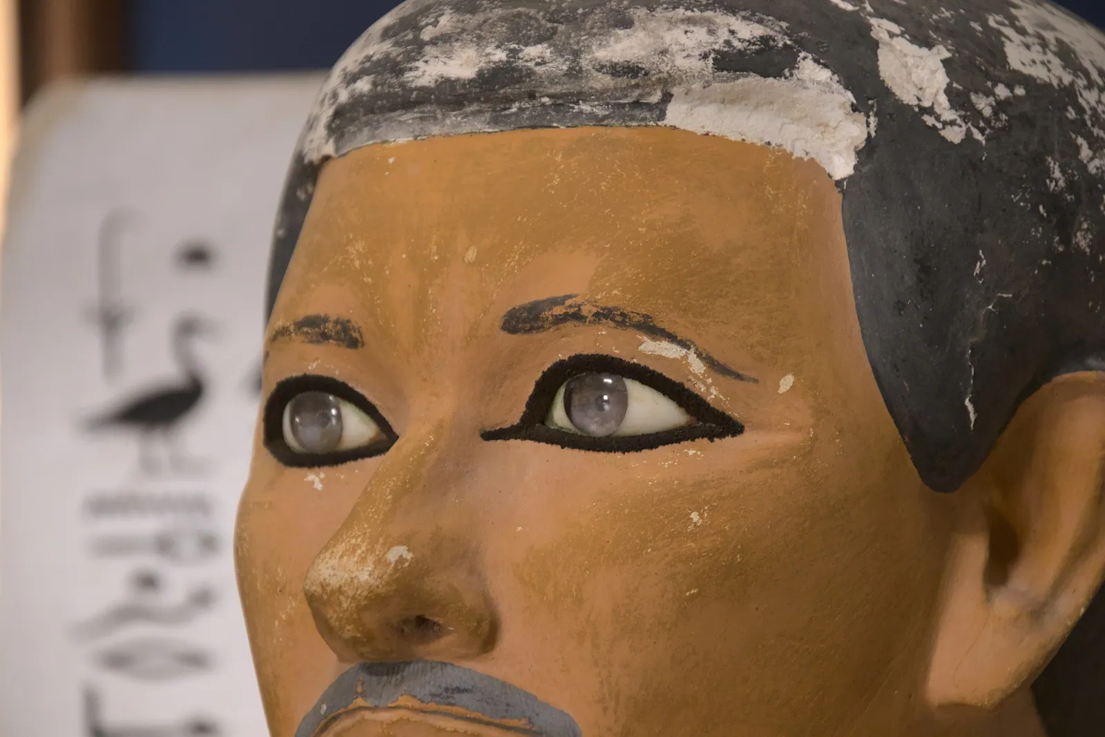 Rahoteps ansikte: de inlagda ögonen fångar fortfarande ljuset 4 600 år senare. Han var överstepräst åt Ra i Heliopolis och ”kungason av hans kropp” – son till Snofru eller till dennes företrädare. Kontrollera före dag 5 om paret visas på GEM eller fortfarande står på Tahrirmuseet.