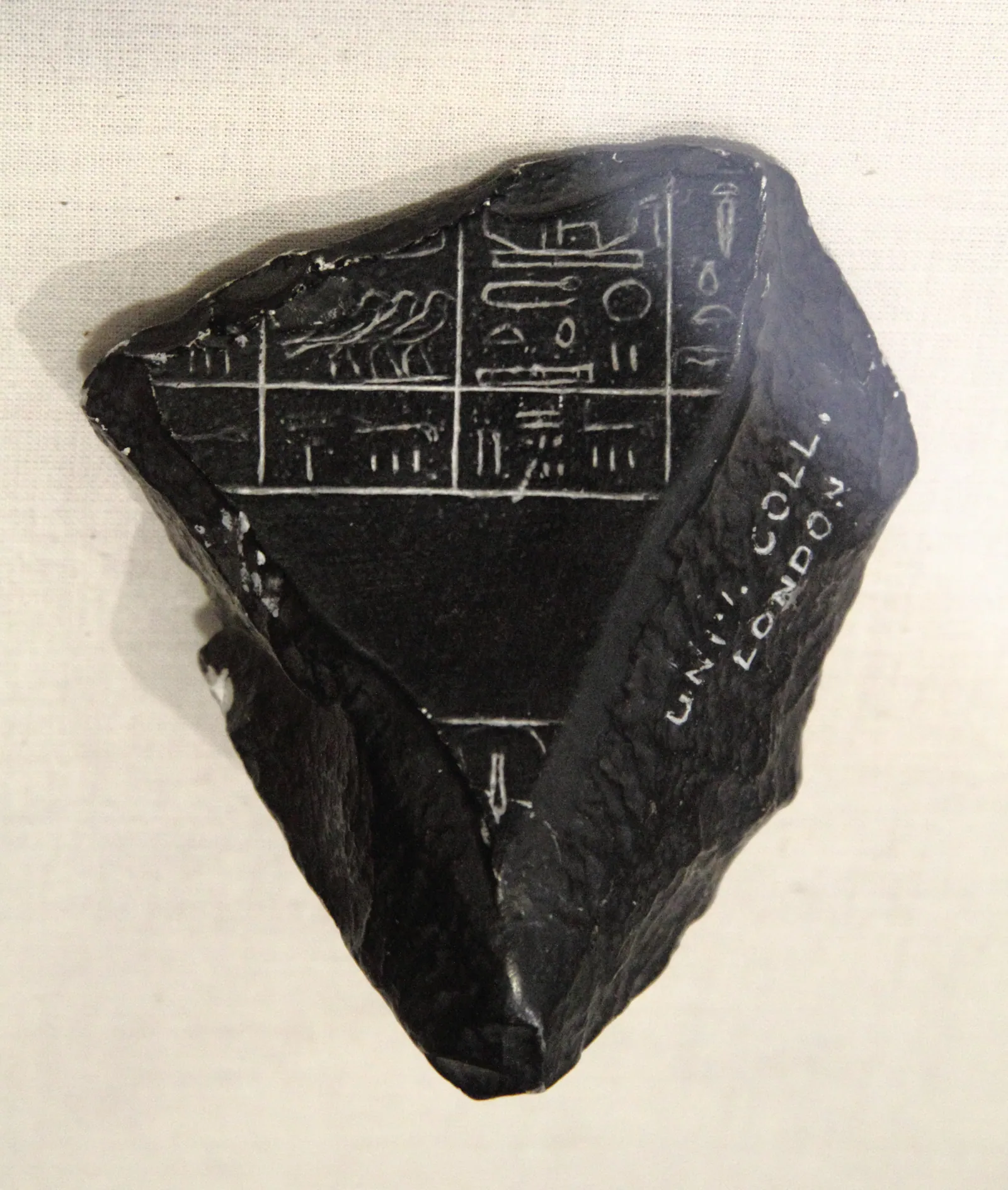 Ett av de fem fragmenten av samma annaler som finns i Egyptiska museet i Kairo. Rutnätet av årsfält – vart och ett krönt av tecknet för ”år” och med Nilflodens höjd under – är det äldsta försöket att skriva Egyptens historia som en följd av år.