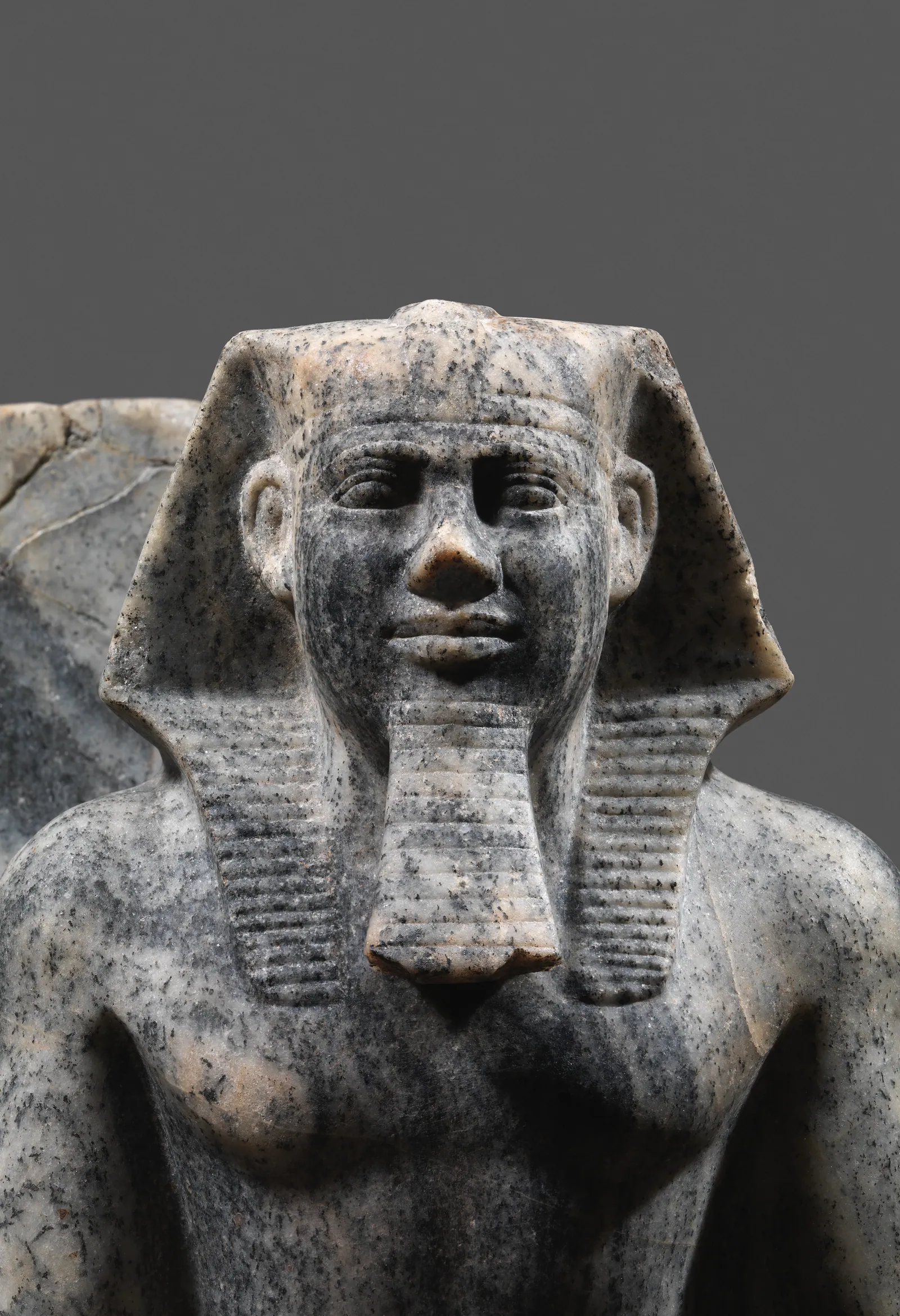 Sittande staty av Sahure tillsammans med en personifierad nomosgud (Koptosnomen), gnejs – en av endast tre kända statyer av kungen (Metropolitan Museum of Art, New York).