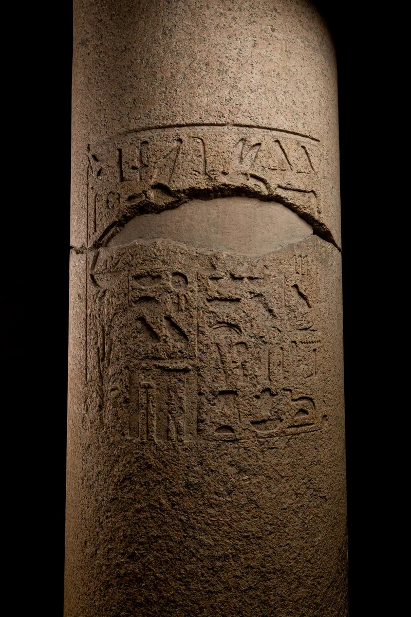 En palmkolonn i röd granit från Sahures tempel, i dag i New York (MMA 10.175.137): palmbladskapitäl och kungens namn inhugget och grönmålat. Sexton sådana kolonner (ca 6,4 m höga) omgav tempelgården.