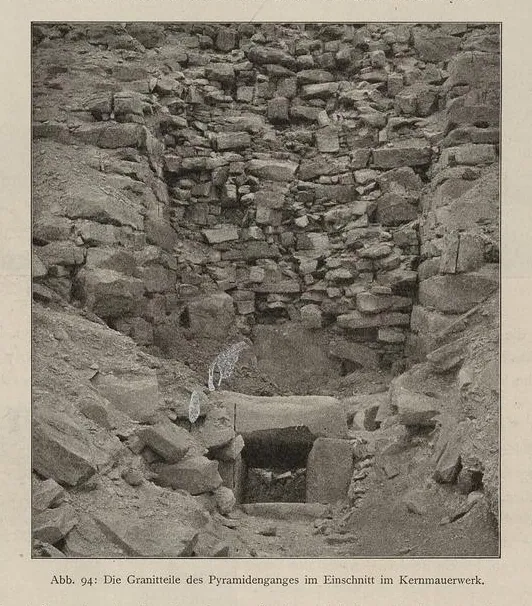 Ingången till Sahures gravkammarsystem under Borchardts utgrävning 1907–08: den granitklädda gången i norrsidan som leder till fällstenen och gravrummen.