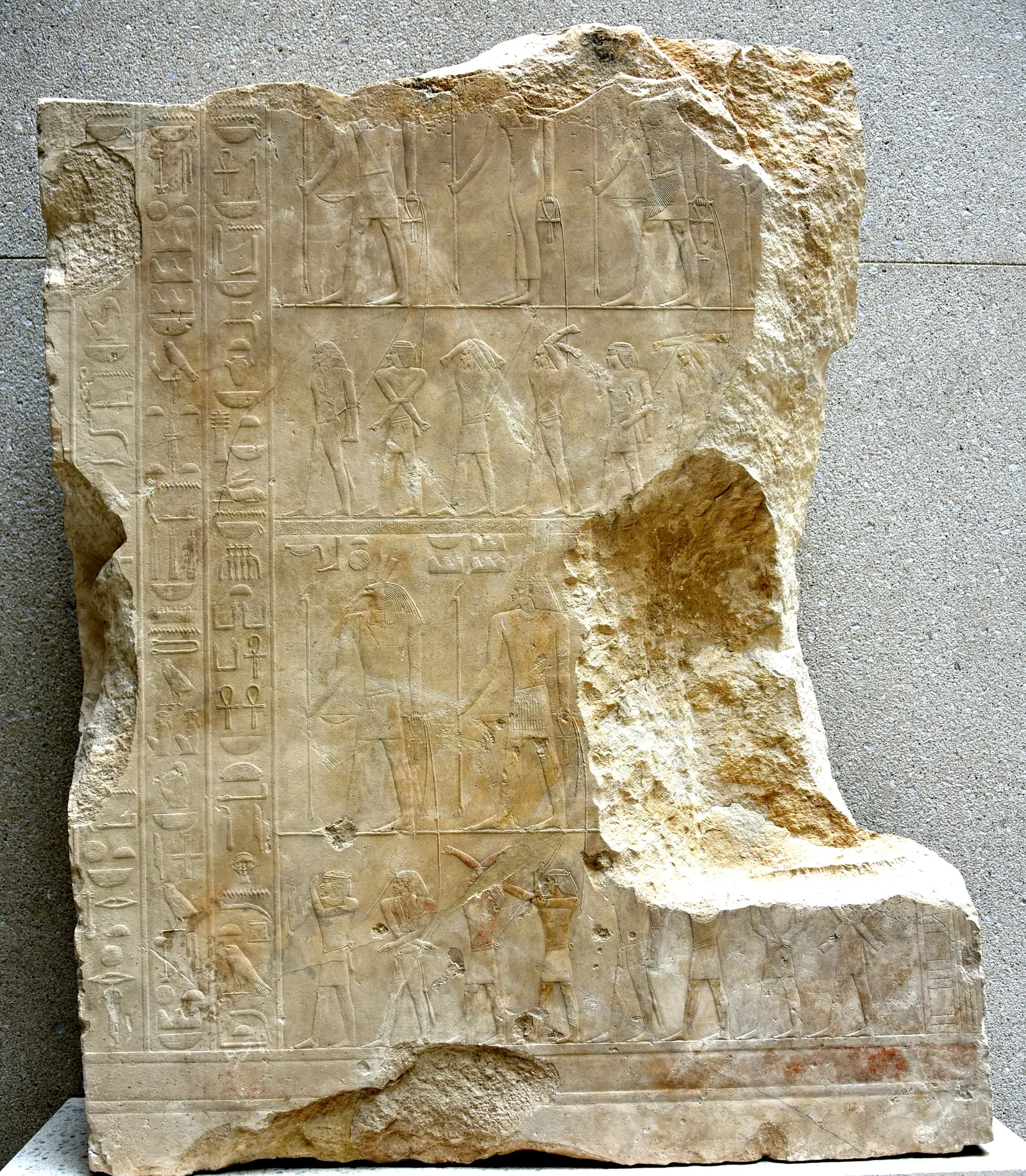 Gudarna Seth och Sopdu för fram bundna libyska, nubiska och västasiatiska fångar till Sahure – en del av templets bildprogram om kungens seger över alla främmande länder (Neues Museum, Berlin).