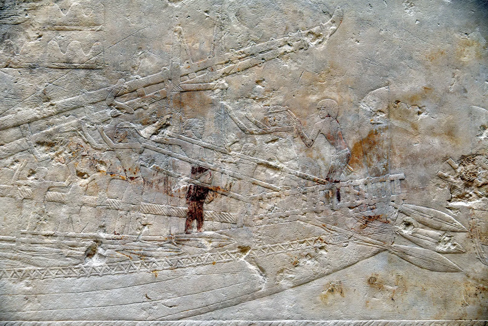 Relief från Sahures gravtempel (Neues Museum, Berlin): ett havsgående skepp återvänder från Levanten med västasiater ombord – en av de tidigaste säkra avbildningarna av egyptiska havsgående fartyg.