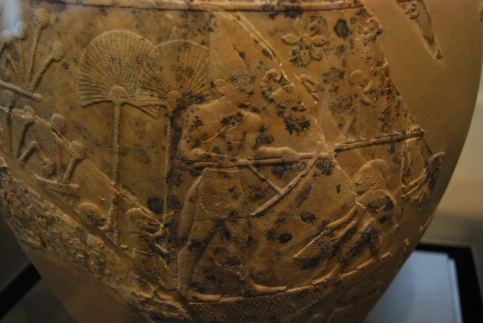 Skorpionklubban (Ashmolean Museum, Oxford), från huvuddepån i Hierakonpolis, ca 3100 f.Kr.: en kung med den vita kronan, namngiven av ett skorpiontecken vid ansiktet, håller en hacka – oftast tolkat som rituell öppning av en bevattningskanal, den äldsta bilden av en härskare som styr över Nilen.