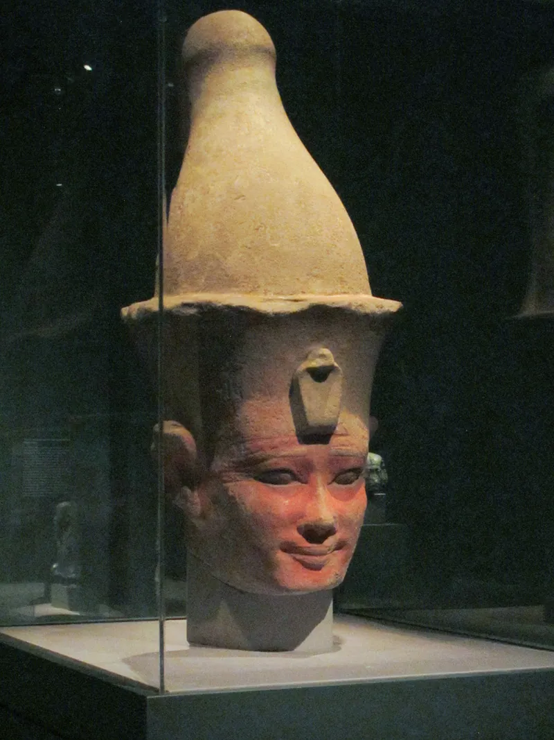 Svensk koppling: huvud från en kolossalstaty av Senusret I i målad sandsten, från Karnak, i dag på Medelhavsmuseet i Stockholm – en gåva från egyptiska staten som tack för Sveriges stöd till räddningen av de nubiska fornminnena på 1960-talet.