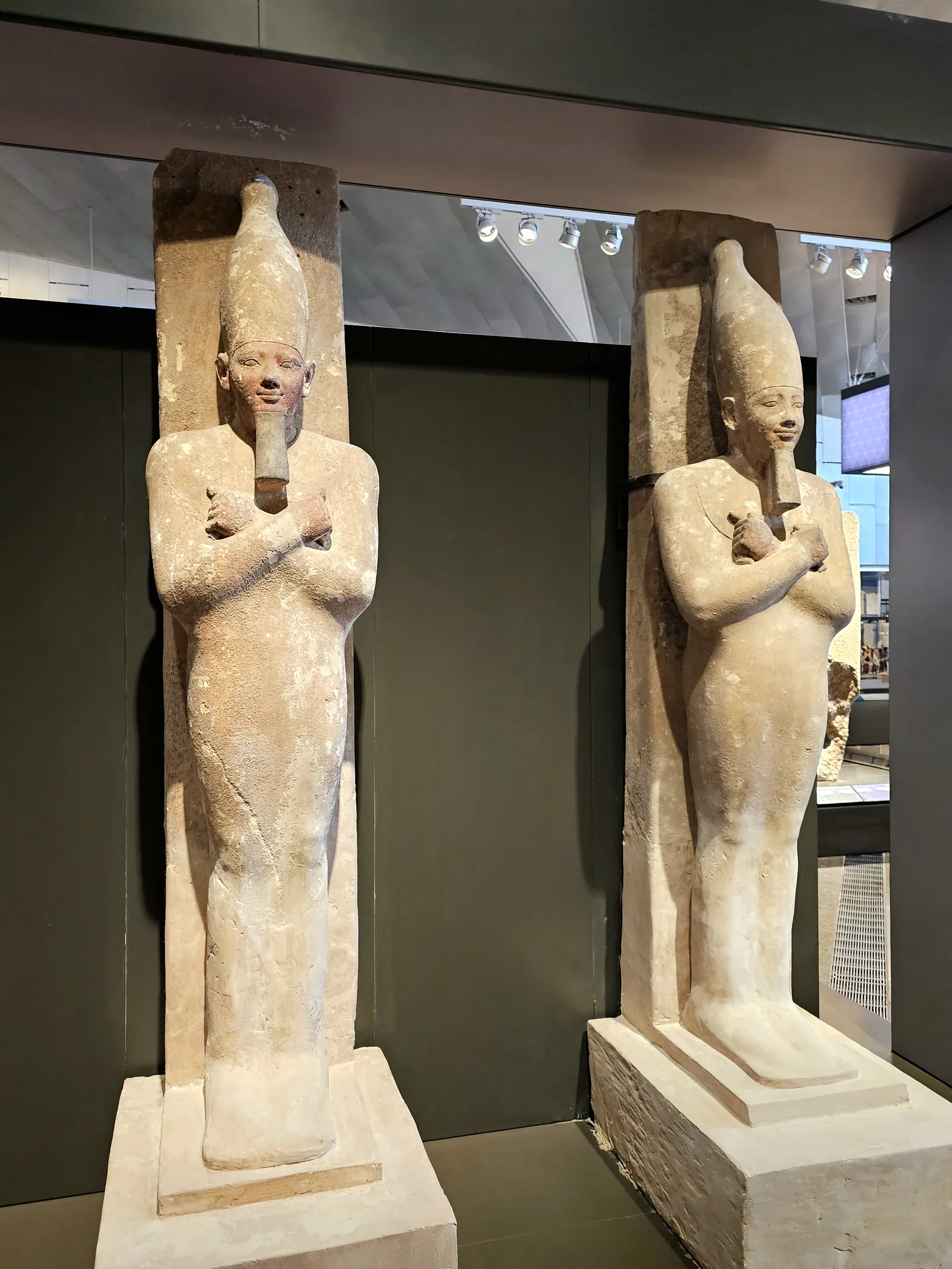 Statyer av Senusret I (regerade ca 1956–1911 f.Kr.) från Lisht med Övre Egyptens vita krona, utställda på Stora egyptiska museet (GEM). Hans pyramidanläggning var full av kungastatyer: osirisgestalter kantade processionsvägen, och tio sittande kalkstensstatyer hittades tillsammans i en grop 1894 av Gautier och Jéquier. Ni ser dem dag 5, dagen före Lisht.