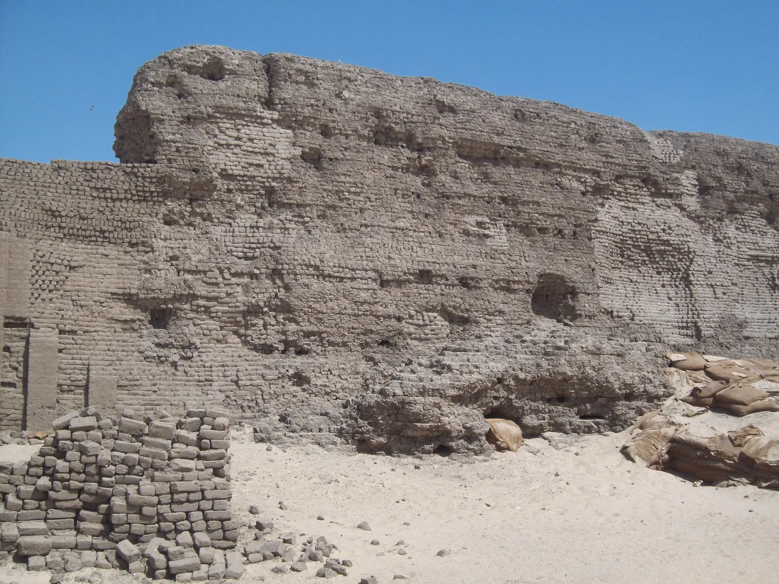 Shunet ez-Zebib, Khasekhemwys gravinhägnad i Abydos (ca 2690 f.Kr.): den yttre tegelmuren (137 × 77 m, ursprungligen ca 12 m hög) reser sig fortfarande över öknen. Dess nischade fasad och tomma gård är direkta förfäder till Djosers inhägnad i sten i Saqqara.