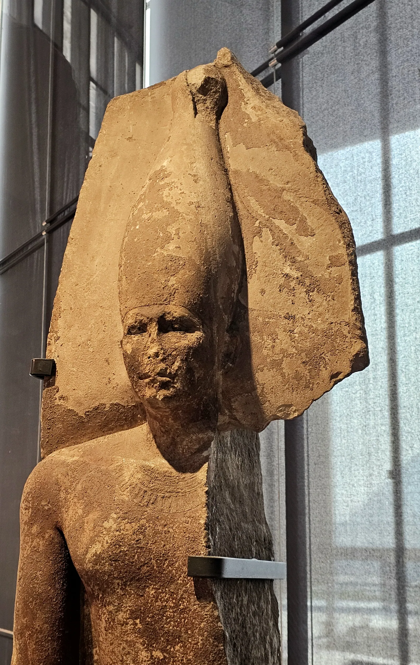 Översta delen av en av de två stora stelerna (omkring nio meter höga) från offerplatsen på Knäckta pyramidens östsida, med Snofru i en hög krona. Den finns i dag på Grand Egyptian Museum, som ni besöker dag 5.
