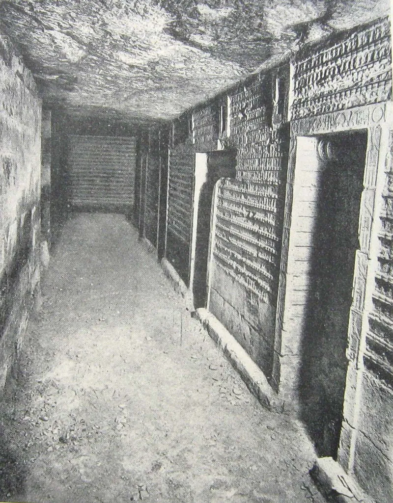 Cecil Firths fotografi av Sydgravens blåkaklade galleri kort efter upptäckten den 26 mars 1927 (publicerat av Jean Capart, 'Memphis', 1930).