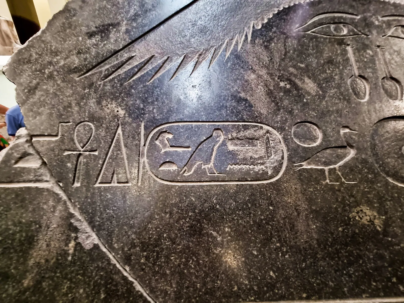 Basaltpyramidionen från Amenemhat III:s svarta pyramid i Dahshur, enligt uppgift utställd på Egyptiska museet vid Tahrir i oktober 2025 – ingår inte i GEM-slingan.