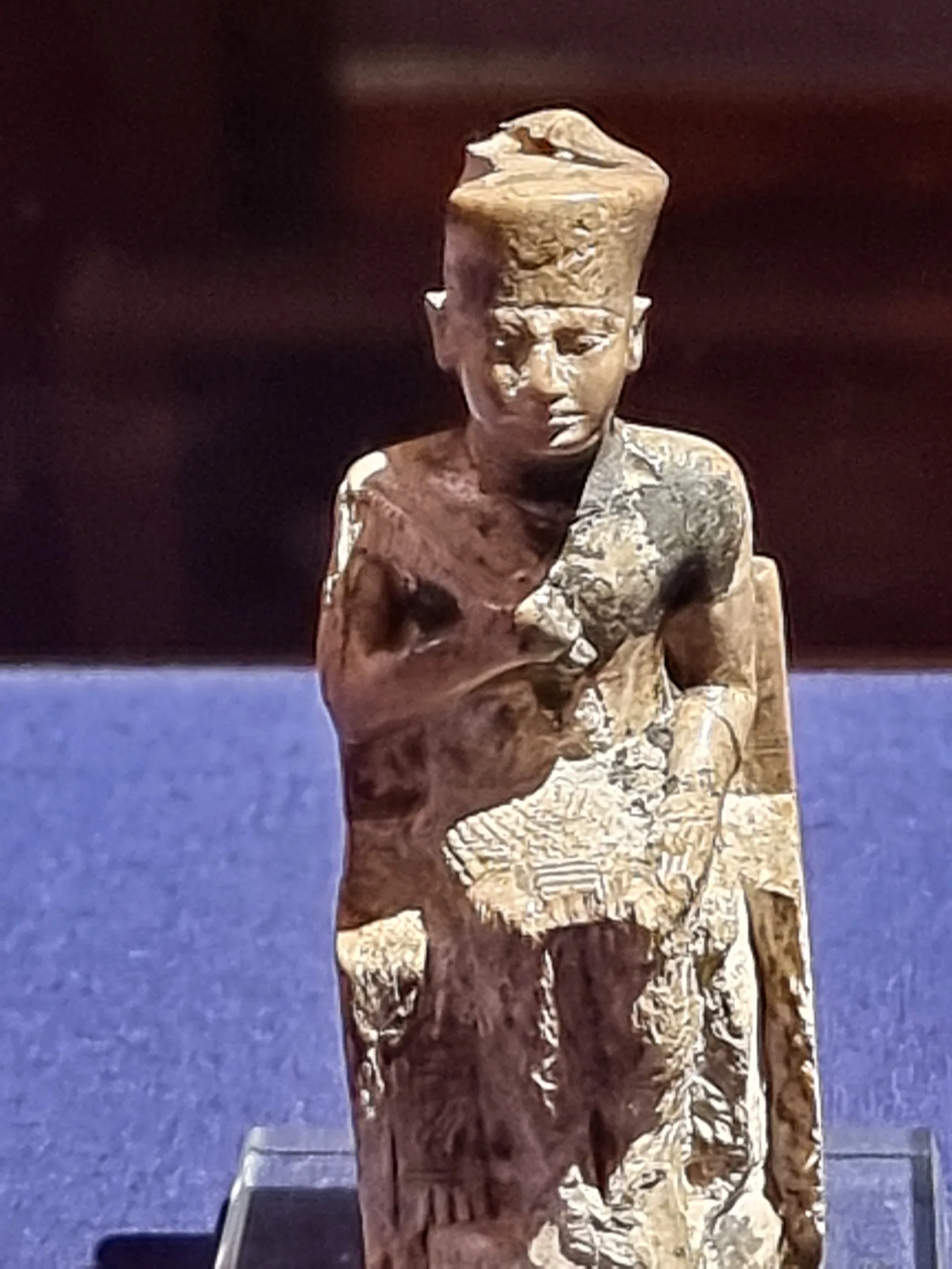 Den 7,5 cm höga elfenbensstatyetten av Cheops från Abydos (Egyptiska museet vid Tahrir) – det enda fullständiga porträttet av den store pyramidbyggaren, sannolikt kvar på Tahrir.
