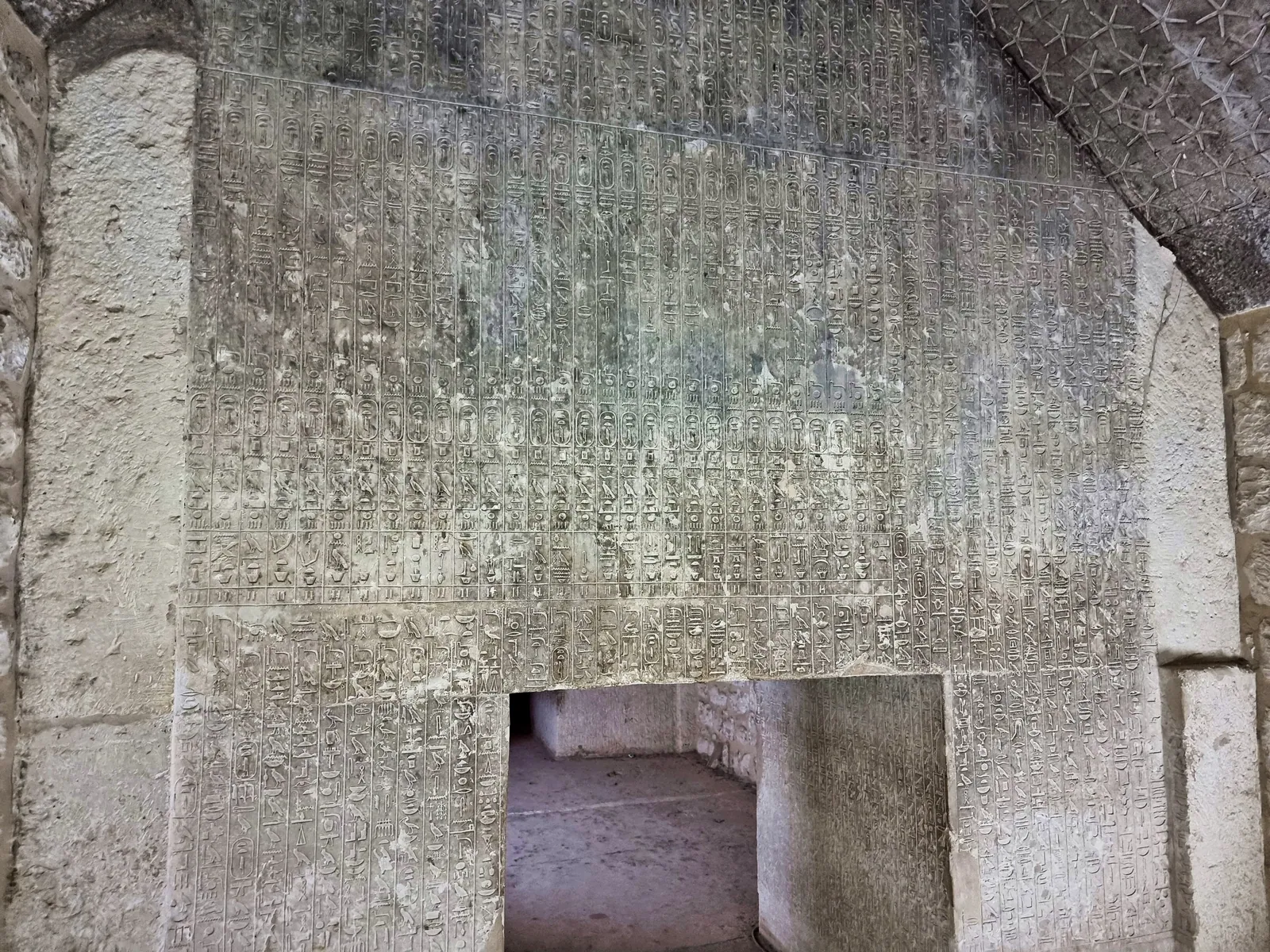 Inne i Tetis förkammare: pyramidtexter över väggarna, ett stjärnbestrött sadeltak ovanför och dörröppningen till gravkammaren.