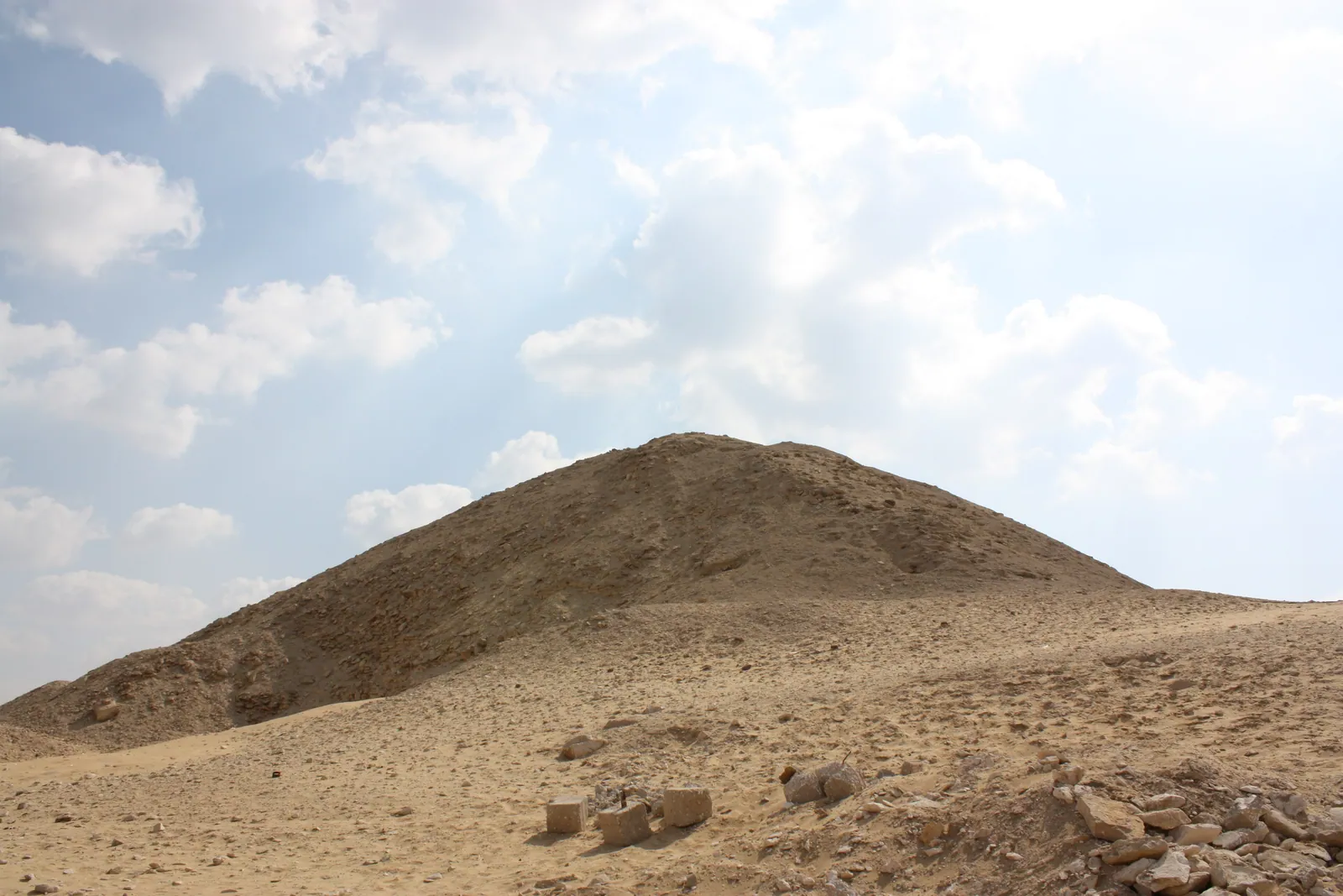 Tetis pyramid (ca 2340–2320 f.Kr.), grundare av sjätte dynastin. Den var 52,5 meter hög på en 78,75 meter bred bas. När beklädnaden försvann sjönk kärnan av små block ihop, och i dag liknar den en naturlig kulle på branten ovanför Memfis.