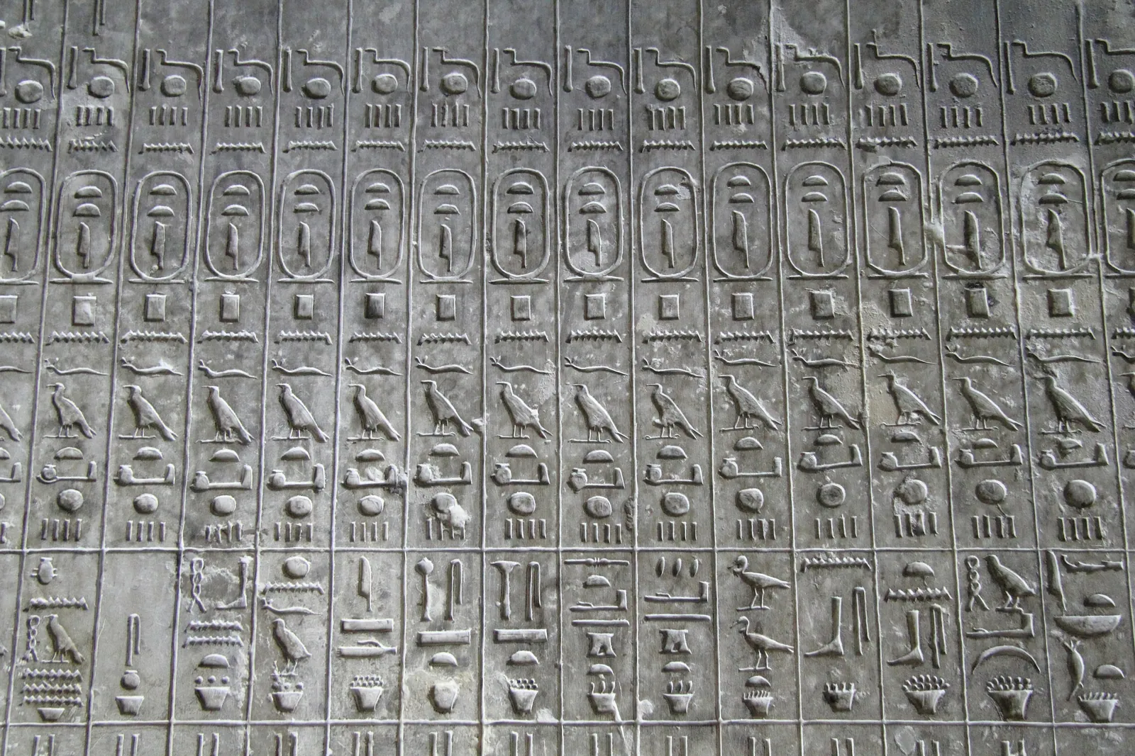 Närbild av inristade pyramidtextspalter i Tetis pyramid. Besvärjelserna inleds med formeln ”Att reciteras” (djed medu), och kungens namn har redigerats in i texter som ursprungligen skrevs i jag-form.