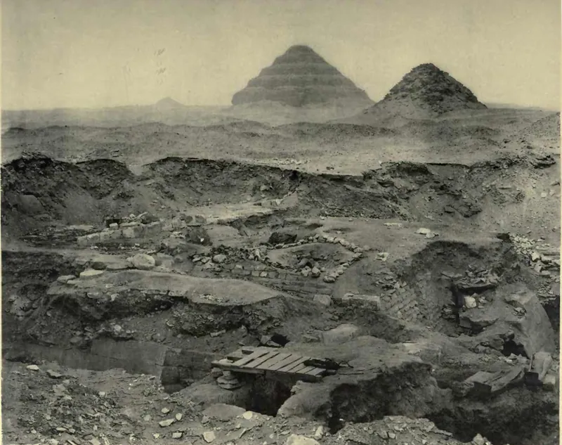 J. E. Quibells utgrävning av Tetis satellitpyramid (kultpyramid) sydost om huvudpyramiden, 1906–07.