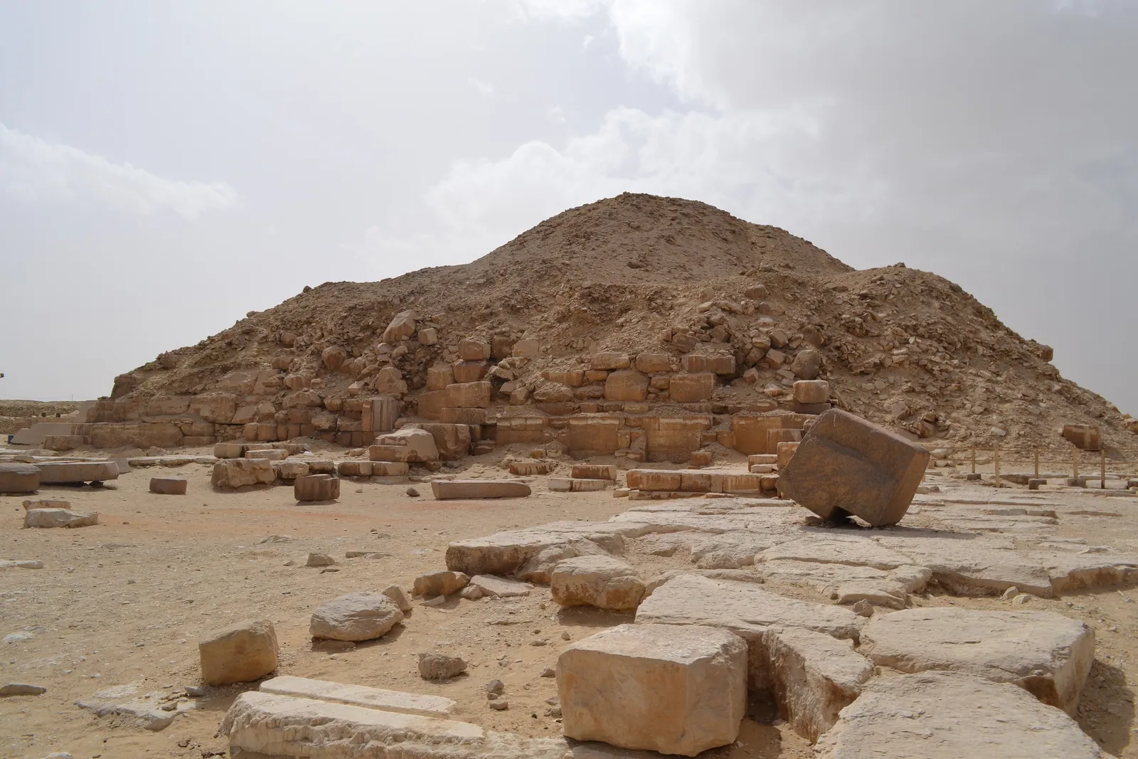 Unas pyramid (ca 2350 f.Kr.) i mars 2023. Den var en gång 43 meter hög och klädd i vit Turakalksten, men i dag återstår bara en låg kulle av den trappstegsformade kärnan. Under den ligger de första gravkamrarna som någonsin fick pyramidtexter inhuggna på väggarna.