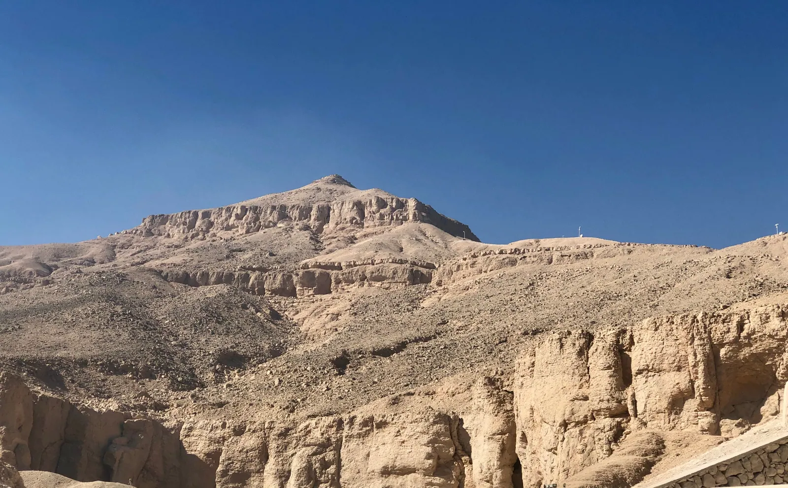 El Qurn (”Hornet”), den omkring 450 meter höga naturliga pyramid som reser sig över Konungarnas dal – kanske skälet till att Nya rikets faraoner valde just den dalen för sina gravar.