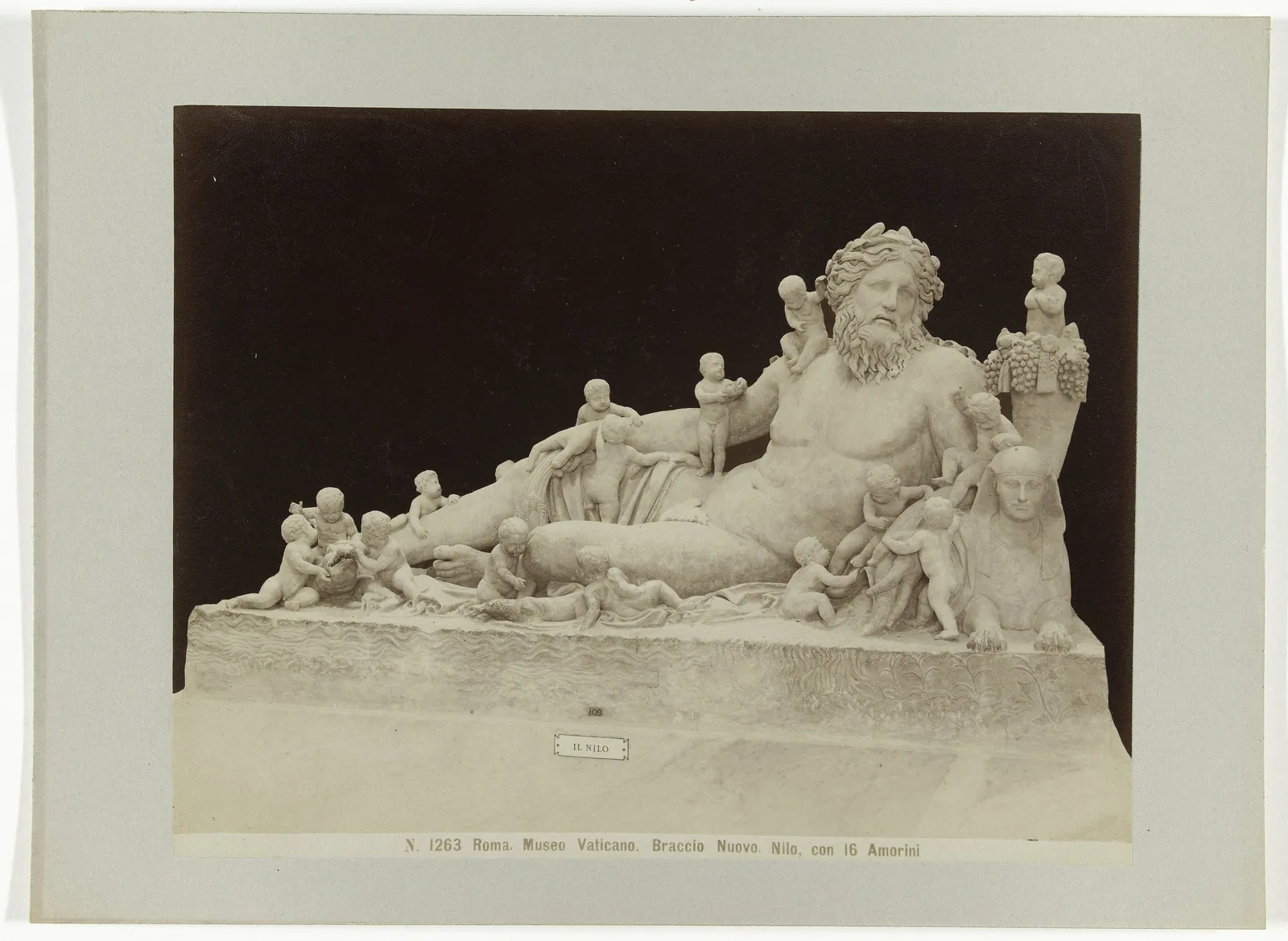 Fotografi (ca 1880, Rijksmuseum) av den romerska marmorstatyn av Nilen i Vatikanmuseerna: sexton små barn klättrar på flodguden, ett för varje aln av den idealiska översvämningen – den nivå som enligt Plinius den äldre gav ”gränslös glädje”.